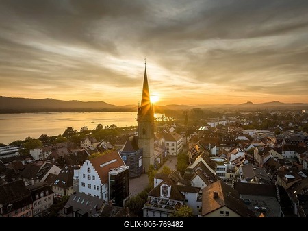 Aerial view of the historic town centre of Radolfzell on Lake Constance shortly in front of sunset. In the centre of the picture the Radolfzell Minster and the market square, on the right on the horizon the Hohentwiel and Hohenstoffeln mountains, district of Constance, Baden-Württemberg, Germany-stock-foto