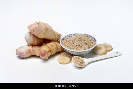 Galangal root and galangal powder in bowl, Germany-stock-foto