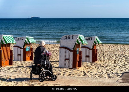 Senior citizen with rollator on the beach in the Baltic seaside resort of Baabe, Rügen, Mecklenburg-Vorpommern, Germany-stock-foto