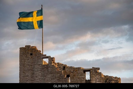 Swedish flag on medieval city wall, Unesco World Heritage Site, Visby, Gotland Island, Sweden-stock-foto