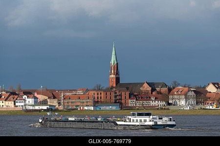 Barge on the Elbe with church in the background, Wittenberge, Brandenburg, Germany-stock-foto
