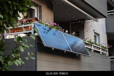 Balcony power plant on an apartment building in Düsseldorf-stock-foto