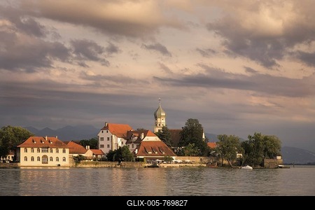 Baroque church of St. George and the castle on the peninsula in Wasserburg, Lake Constance, Bavaria, Germany-stock-foto
