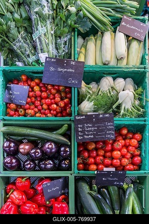 Fresh organic vegetables in crates at a weekly market, Berlin, Germany-stock-foto