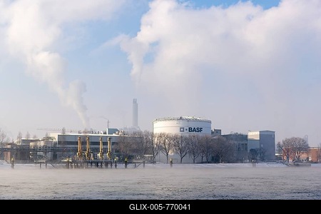 BASF plant site on the banks of the Rhine, chemical company, foggy mood, Ludwigshafen, Rhineland-Palatinate, Germany-stock-foto