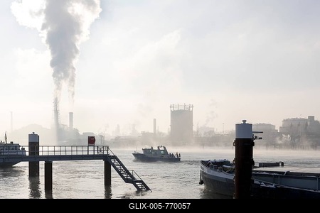 Jetty at the BASF site on the banks of the Rhine, chemical company, police boat, foggy mood, Ludwigshafen, Rhineland-Palatinate, Germany-stock-foto