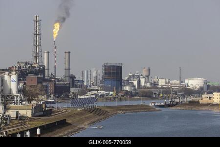 BASF plant site, exterior view with smoking chimneys, Ludwigshafen, Rhineland-Palatinate, Germany-stock-foto