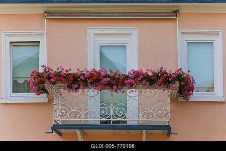 Balcony with flower boxes, cranesbill (Geranium), pokebills, red and pink flowers, window, house front, Eningen unter Achalm, Baden-Württemberg, Germany-stock-foto