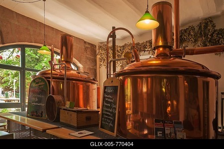 Copper brew kettles in an inn, Privatbrauerei Steinbach Bräu private brewery, Erlangen, Middle Franconia, Bavaria, Germany-stock-foto