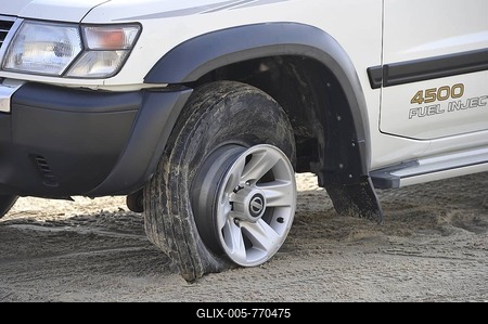 Ruptured tire of an off-roader 4500 Nissan Patrol 4500 Fuel Injection 4x4, driving in sand dunes, Emirate of Qatar, Persian Gulf, Middle East, Asia-stock-foto
