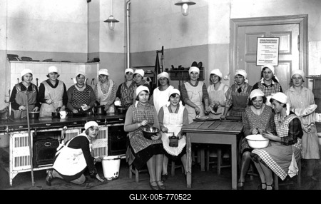 Education housekeeping, housemaids posing in the kitchen, 1920s, Germany-stock-foto