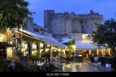 Taverns in front of Thalassini Gate, Rhodes Town, Rhodes, Greece, Europe-stock-foto