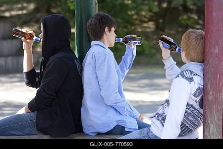 Under-age boys drinking beer, posed scene-stock-foto