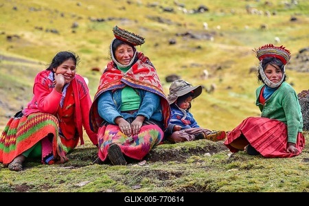 Quechua Indian family in traditional dress sitting in a meadow, Andes, Ollantaytambo, Urubamba Valley, near Cusco, Peru, South America-stock-foto