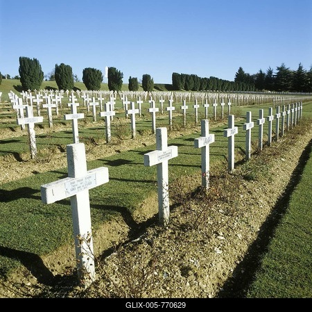 Soldiers' cemetery and war memorial, Verdun, D駱artement Meuse, France-stock-foto