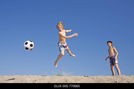 Two young boys playing with a football on a beach, Timmendorf, Poel island, Mecklenburg-Western Pomerania, Northern Germany-stock-foto