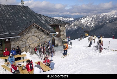 Skiers enjoying aprčs ski outside a mountain restaurant at the Lukova Ski Resort, Jasna, Lower Tatras, Slovakia-stock-foto
