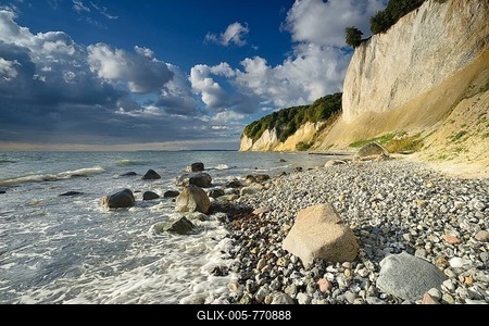 Chalk cliffs in morning light, boulders on beach, Jasmund National Park, Rügen, Mecklenburg-Western Pomerania, Germany-stock-foto