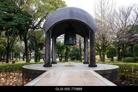 Memorial bell in the Hiroshima Peace Memorial Park, UNESCO World Heritage Site, Hiroshima, Ch?goku region, Japan-stock-foto