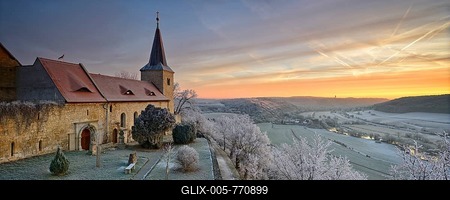 Zscheiplitz Abbey covered in hoarfrost at sunrise, with view of the Unstrut Valley, winter, Freyburg, Saxony-Anhalt, Germany-stock-foto