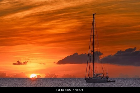 Sailboat at sunset, St. Lucia, Grenadines, Karibik, Saint Lucia-stock-foto