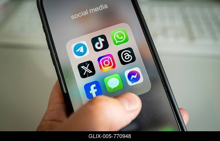 A smartphone screen with various social media apps in close-up view-stock-foto
