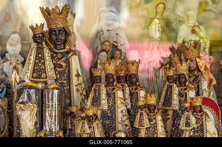 Black Madonna as souvenirs, gift shop, Altötting, Upper Bavaria, Bavaria, Germany-stock-foto