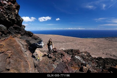 Hiker on the cliffs of the Hilina Pali Trail, Hawai'i Volcanoes National Park, Big Island, Hawaii, USA-stock-foto
