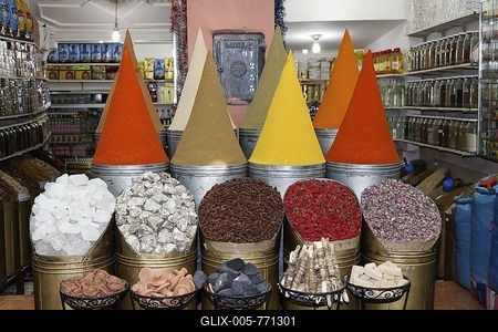 Shop selling oriental spices stacked in pyramids, historic Medina quarter, Marrakesh, Morocco, Africa-stock-foto