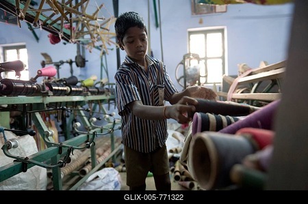 Child labourer, 11 years, operating machinery in a mosquito net factory, Karur, Tamil Nadu, South India, India, Asia-stock-foto