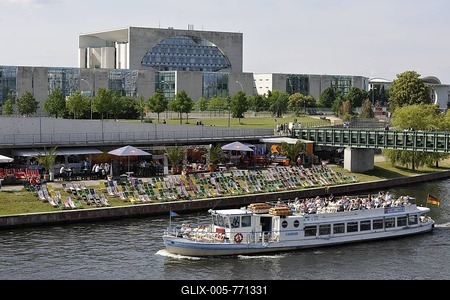 Excusion boat in front of Spreebogenpark beach bar and Federal Chancellery, Spreebogen, river Spree, Regierungsviertel, Government district, Berlin, Germany, Europe, PublicGround-stock-foto