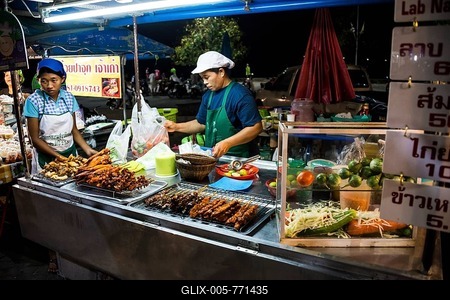 Food stand, food for sale at a night market, Na Thon, Koh Samui, Thailand-stock-foto