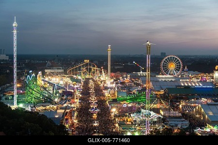 Rides at the Oktoberfest, evening mood, Oktoberfest, Theresienwiese, Munich, Upper Bavaria, Bavaria, Germany-stock-foto