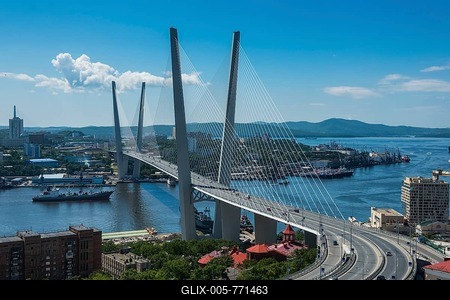 Overlook over Vladivostok and the new Zolotoy Bridge, Russia-stock-foto