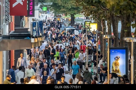 Many people out and about in the pedestrian zone, Königstraße shopping street in the evening, Stuttgart, Baden-Württemberg, Germany-stock-foto