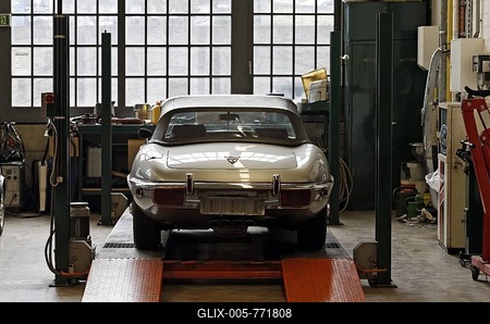 Jaguar Type E on a hoist, vintage car workshop, Meilenwerk Duesseldorf, Duesseldorf, North Rhine-Westphalia, Germany, Europe-stock-foto