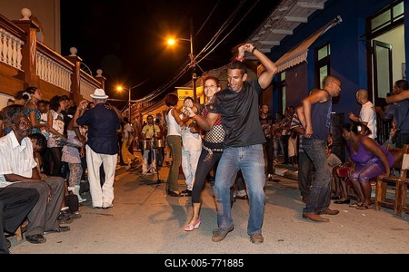 Music and dancing in the street, in the evening, Baracoa, Cuba-stock-foto