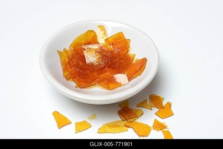 Shellac flakes in bowl, table lac, flat lac, rubber lac-stock-foto