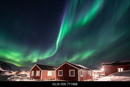Northern Lights (Aurora Borealis) about Rorbuer huts in winter, Hamnřy, Moskenesřya, Lofoten, Norway-stock-foto