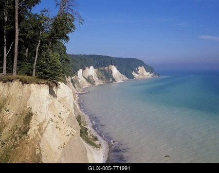 Chalk cliffs and a beech forest (Fagus sylvatica), a UNESCO World Heritage natural site, Jasmund National Park, Ruegen, Rugia, Mecklenburg-Western Pomerania, Germany, Europe-stock-foto
