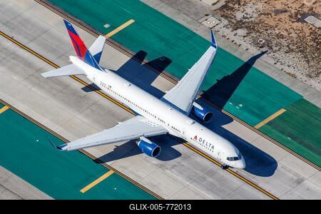 A Delta Air Lines Boeing 757-200 aircraft with registration number N546US at Los Angeles Airport, USA-stock-foto