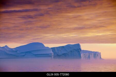 Icebergs at sunset in the Kangia icefjord, Disko-Bay, West-Greenland, Greenland-stock-foto
