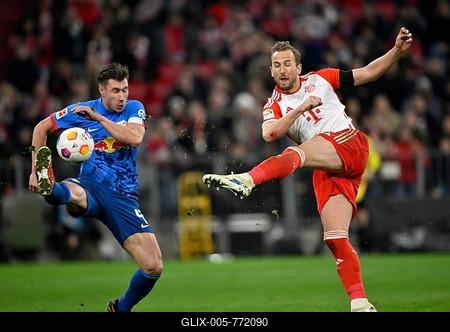 Goal kick Action Goal chance Harry Kane FC Bayern Munich FCB (09) v Willi Orban (04) RasenBallsport Leipzig RBL Allianz Arena, Munich, Bavaria, Germany-stock-foto