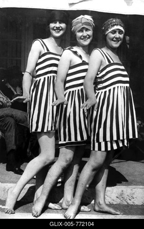 Historic photograph, three women in bathing suits, around 1920-stock-foto