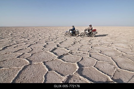Biker on a motorcycle trip, Dasht-e Kavir or Great Salt Desert, Marenjab, Maranjab, Semnan Province, Iran-stock-foto
