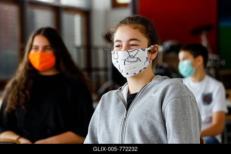 Pupils wear masks during lessons, Realschule Benzenberg, resumption of school operation under conditions of corona infection protection in times of corona pandemic, Düsseldorf, North Rhine-Westphalia, Germany-stock-foto
