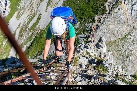 Mountaineer on a fixed rope route descends via ladder, Mittenwald via ferrata, Karwendel Mountains, Mittenwald, Germany-stock-foto