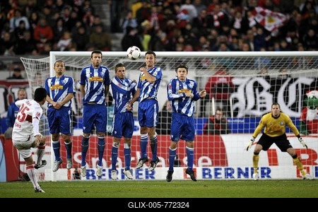 Free-kick by ELSON, VfB Stuttgart football club, against the VfL Bochum wall-stock-foto