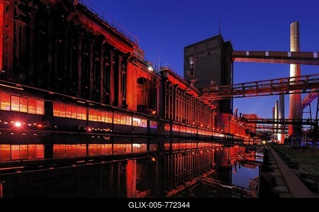 Industrial buildings illuminated at night, Zeche Zollverein Coal Mine, Essen, North Rhine-Westphalia, Germany, Europe-stock-foto