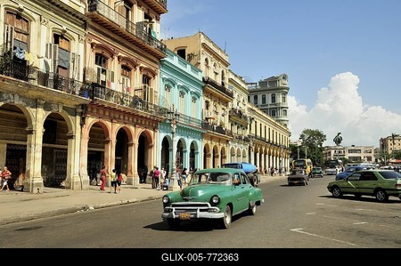 Vintage car in front of buildings with colourful facades, Habana Vieja, Old Havana, Havana, Cuba, Caribbean-stock-foto